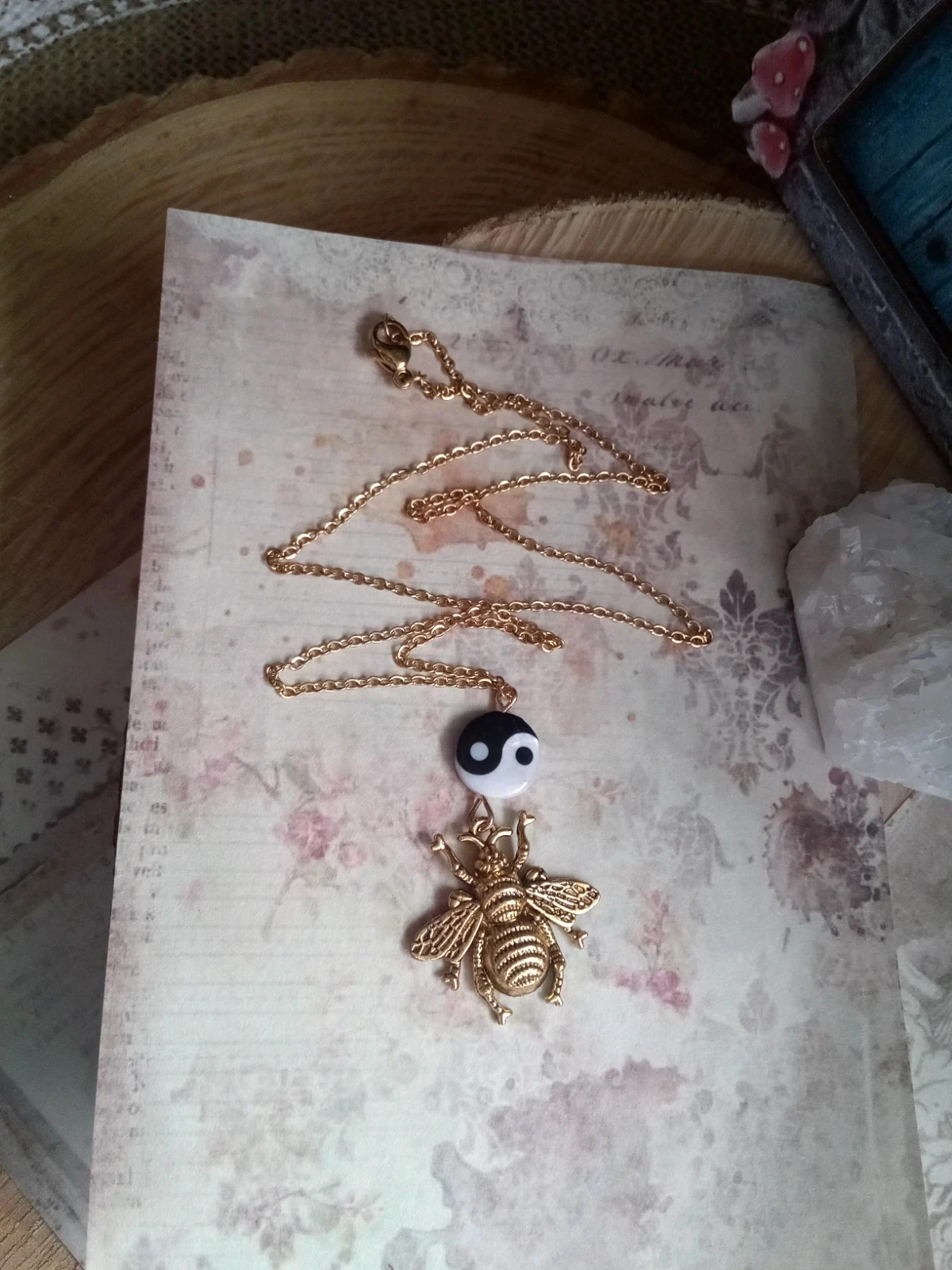 Collier pierre de nacre yin yang et abeille – photo 2